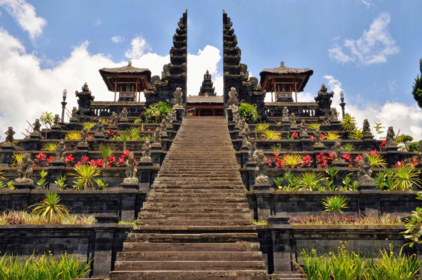 Wisata Pura Besakih: Keindahan Spiritual Bali yang Mengagumkan